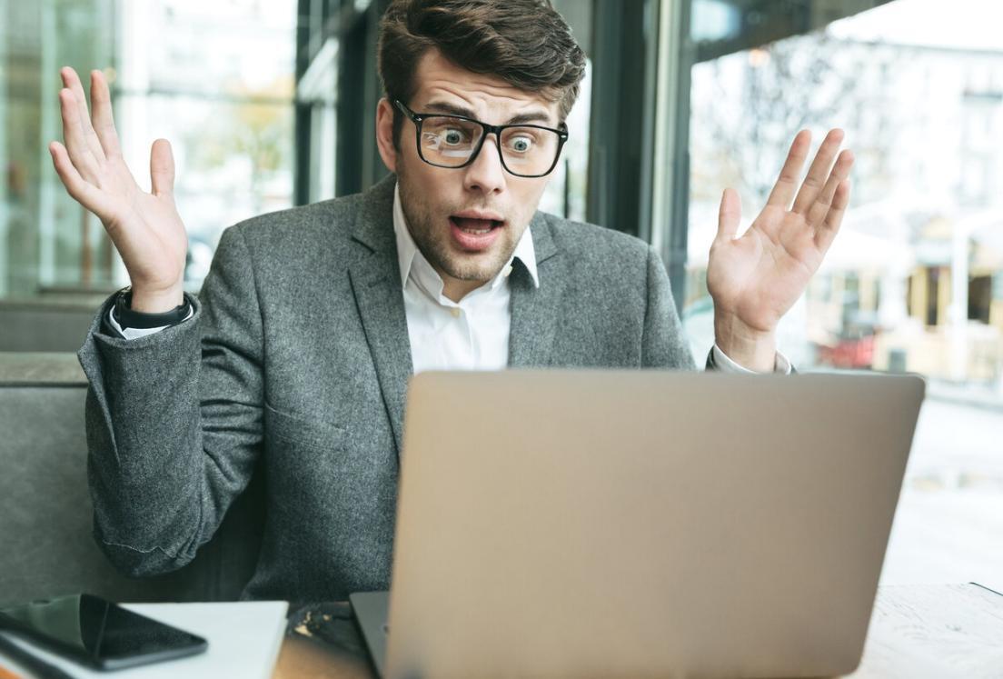 Teilnehmer arbeitet mit Analytics-Dashboard auf Laptop