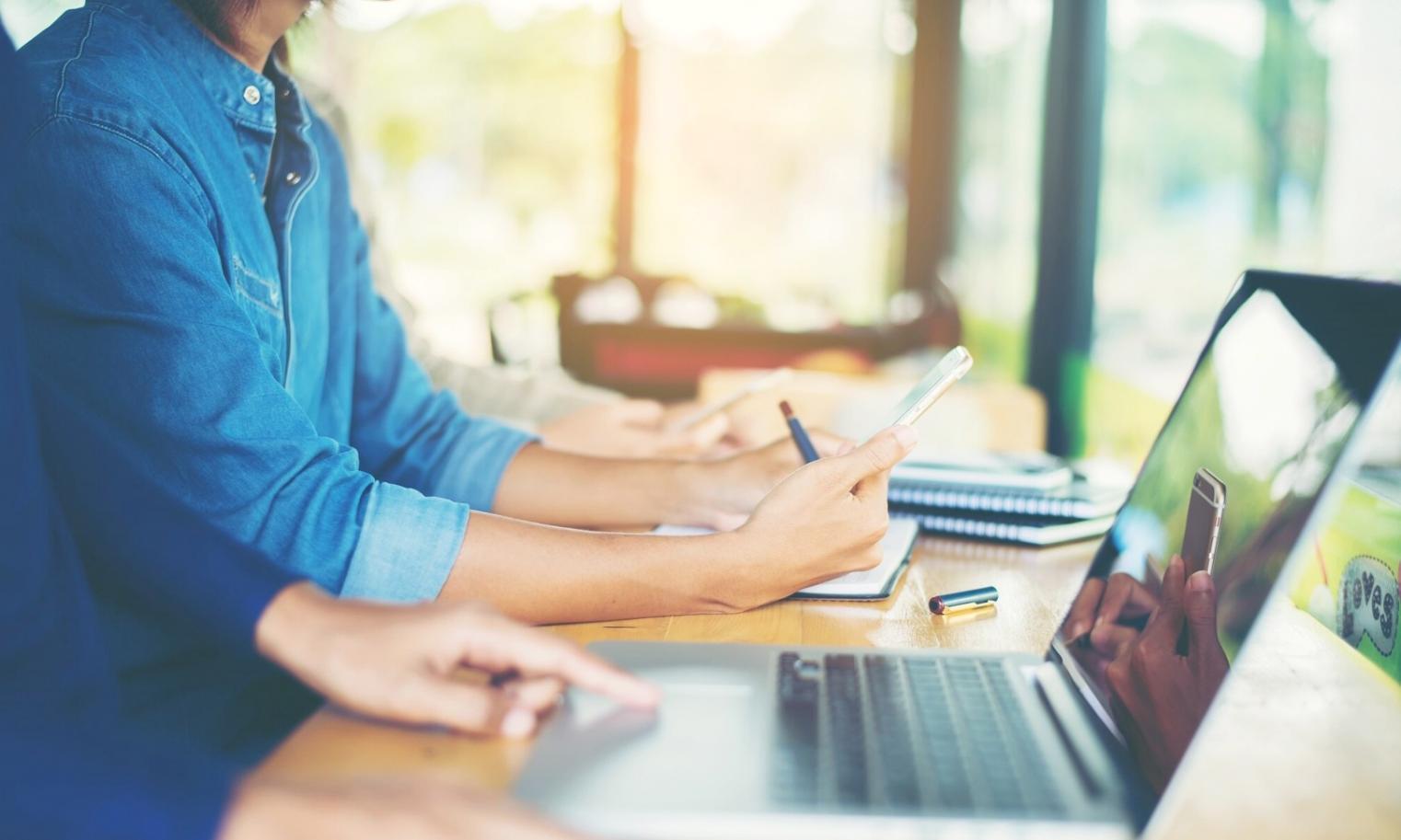 Analysedashboard mit Traffic-Metriken und Nutzerverhalten